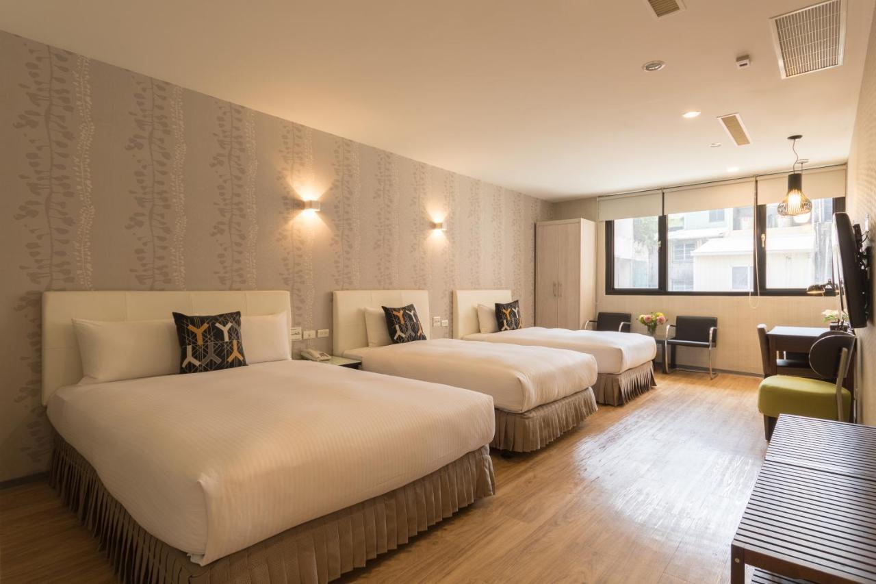 Just Enjoy Business Hotel Tainan Esterno foto