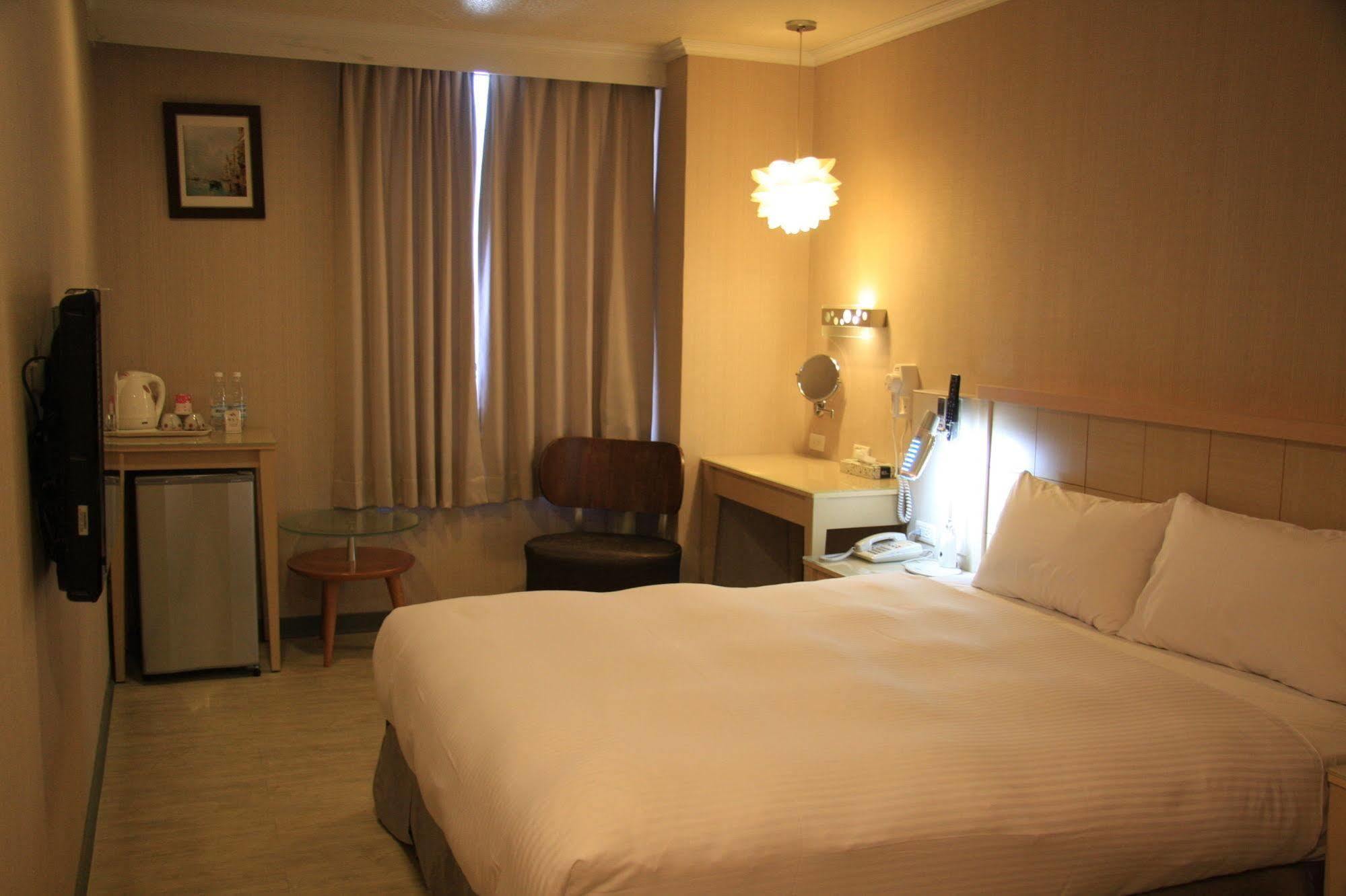 Just Enjoy Business Hotel Tainan Esterno foto