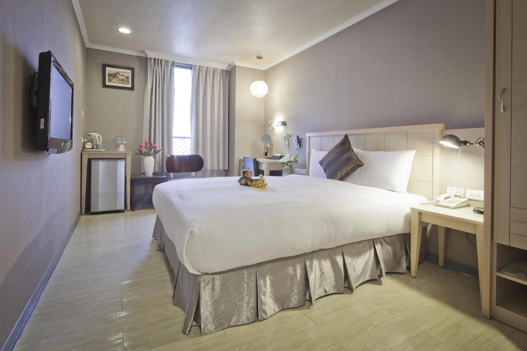 Just Enjoy Business Hotel Tainan Esterno foto