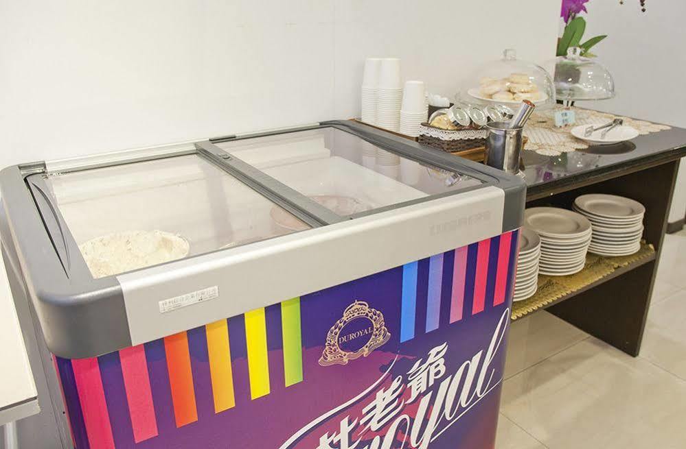 Just Enjoy Business Hotel Tainan Esterno foto